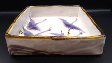 Load image into Gallery viewer, 京焼・清水焼 野口繁次 粉引釉彩四方箱皿 群鶴