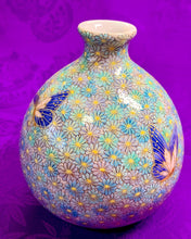 画像をギャラリービューアに読み込む, 有田焼 香仁 蝶を菊尽くしの花器