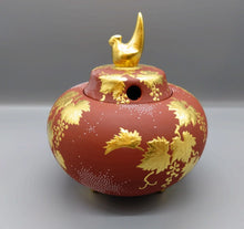 將圖片載入圖庫檢視器 九谷焼 仲田錦玉 盛金白粒ぶどう3.8号香炉(朱地)