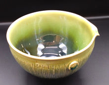 Load image into Gallery viewer, 京焼・清水焼 緑釉彩片口茶碗