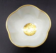 画像をギャラリービューアに読み込む, 九谷焼 仲田錦玉 白金盛青粒ぶどう梅型ぐい吞