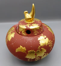 將圖片載入圖庫檢視器 九谷焼 仲田錦玉 盛金白粒ぶどう3.8号香炉(朱地)