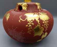 將圖片載入圖庫檢視器 九谷焼 仲田錦玉 盛金白粒ぶどう3.8号香炉(朱地)