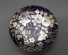 Load image into Gallery viewer, 京焼・清水焼 雙楽窯 紫地銀彩花蝶紋コーヒー碗皿