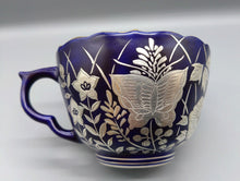 Load image into Gallery viewer, 京焼・清水焼 雙楽窯 紫地銀彩花蝶紋コーヒー碗皿