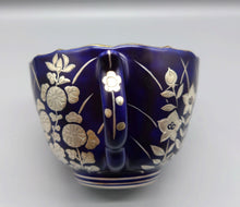 Load image into Gallery viewer, 京焼・清水焼 雙楽窯 紫地銀彩花蝶紋コーヒー碗皿