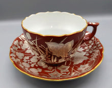 Load image into Gallery viewer, 京焼・清水焼 雙楽窯 赤地銀彩花蝶紋コーヒー碗皿