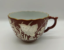 Load image into Gallery viewer, 京焼・清水焼 雙楽窯 赤地銀彩花蝶紋コーヒー碗皿