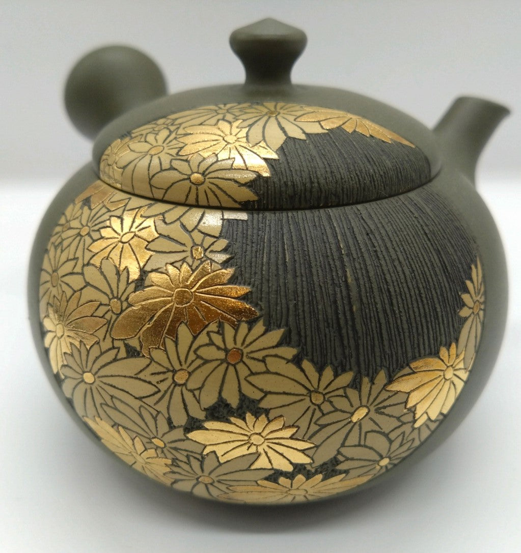 常滑焼 宗則 作 緑泥金彩菊彫急須 – SEIKADO