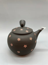 画像をギャラリービューアに読み込む, 常滑焼 玉光 黒泥丸型桜ちらし急須 セラメッシュ茶こし