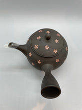 画像をギャラリービューアに読み込む, 常滑焼 玉光 黒泥丸型桜ちらし急須 セラメッシュ茶こし