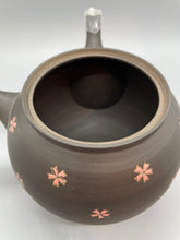 画像をギャラリービューアに読み込む, 常滑焼 玉光 黒泥丸型桜ちらし急須 セラメッシュ茶こし