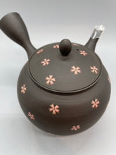 画像をギャラリービューアに読み込む, 常滑焼 玉光 黒泥丸型桜ちらし急須 セラメッシュ茶こし