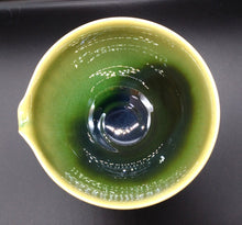 Load image into Gallery viewer, 京焼・清水焼 緑釉彩片口茶碗