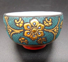 画像をギャラリービューアに読み込む, 九谷焼 仲田錦玉 盛金青粒宝相華梅型小盃