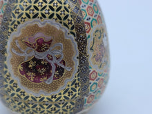 Load image into Gallery viewer, 京焼・清水焼 空女 華薩摩玉子置盃(宝尽くし)