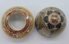 Load image into Gallery viewer, 京焼・清水焼 空女 華薩摩玉子置盃(宝尽くし)