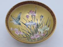 Load image into Gallery viewer, 京焼・清水焼 空女 華薩摩小蓋物(花鳥・菖蒲)