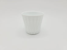 画像をギャラリービューアに読み込む, 有田焼 中尾純 白磁線彫ぐい呑