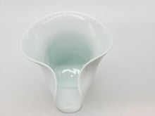 画像をギャラリービューアに読み込む, 有田焼 照井一玄 青白磁 片口(バオバブ)