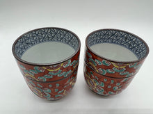 将图片加载到图库查看器,京焼・清水焼 山本壹楽(壹楽窯) 赤濃牡丹唐草組湯呑
