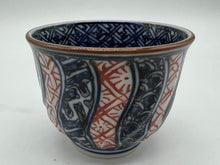 Load image into Gallery viewer, 京焼・清水焼 鳳山 染赤捻祥瑞お預け酒器