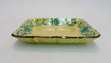 Load image into Gallery viewer, 京焼・清水焼 加藤雲泉(雲泉窯) 黄地青彩唐草輪花長角皿