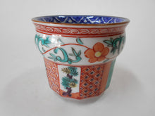 Load image into Gallery viewer, 京焼・清水焼 高野昭阿弥 朱塗祥瑞松竹梅カップ&ソーサー