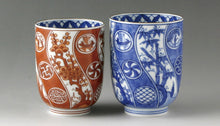Load image into Gallery viewer, 京焼・清水焼 賀峰 染赤四君子組湯呑
