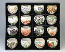 将图片加载到图库查看器,土渕陶あん(陶あん窯) 花揃えお茶呑茶碗揃(飾棚付)