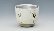 Load image into Gallery viewer, 京焼・清水焼 伯耆西山(西山窯) 金銀箔立鶴ペアぐい呑