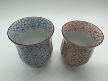 Load image into Gallery viewer, 京焼・清水焼 紫峰 染赤桜詰組湯呑