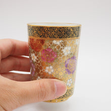 Load image into Gallery viewer, 京焼・清水焼 紀澤 金彩バラ絵切立フリーカップ