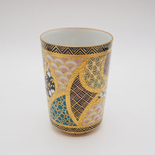 Load image into Gallery viewer, 京焼・清水焼 紀澤 金彩金盛古紋切立フリーカップ