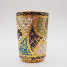 Load image into Gallery viewer, 京焼・清水焼 紀澤 金彩金盛古紋切立フリーカップ
