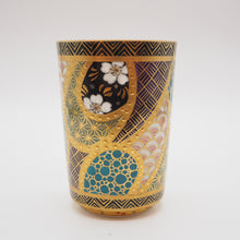 Load image into Gallery viewer, 京焼・清水焼 紀澤 金彩金盛古紋切立フリーカップ