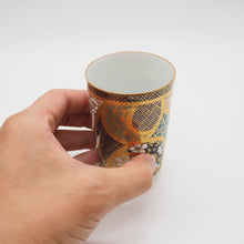 Load image into Gallery viewer, 京焼・清水焼 紀澤 金彩金盛古紋切立フリーカップ