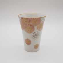 Load image into Gallery viewer, 京焼・清水焼 紀澤 金彩花絵(赤)口反フリーカップ