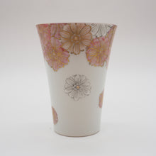 Load image into Gallery viewer, 京焼・清水焼 紀澤 金彩花絵(赤)口反フリーカップ