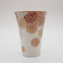 Load image into Gallery viewer, 京焼・清水焼 紀澤 金彩花絵(赤)口反フリーカップ