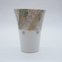 Load image into Gallery viewer, 京焼・清水焼 紀澤 金彩捻花絵(青)口反フリーカップ