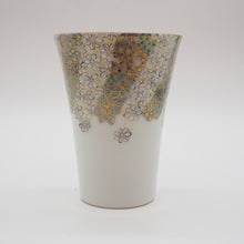 Load image into Gallery viewer, 京焼・清水焼 紀澤 金彩捻花絵(青)口反フリーカップ
