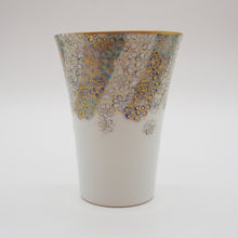 Load image into Gallery viewer, 京焼・清水焼 紀澤 金彩捻花絵(青)口反フリーカップ
