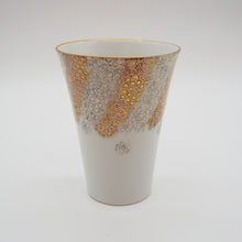 Load image into Gallery viewer, 京焼・清水焼 紀澤 金彩捻花絵(赤)口反フリーカップ