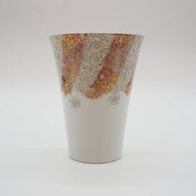 Load image into Gallery viewer, 京焼・清水焼 紀澤 金彩捻花絵(赤)口反フリーカップ