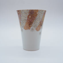 Load image into Gallery viewer, 京焼・清水焼 紀澤 金彩捻花絵(赤)口反フリーカップ