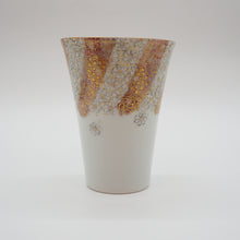 Load image into Gallery viewer, 京焼・清水焼 紀澤 金彩捻花絵(赤)口反フリーカップ