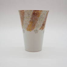 Load image into Gallery viewer, 京焼・清水焼 紀澤 金彩捻花絵(赤)口反フリーカップ