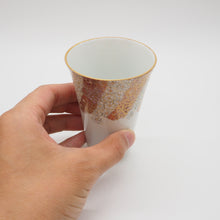 Load image into Gallery viewer, 京焼・清水焼 紀澤 金彩捻花絵(赤)口反フリーカップ