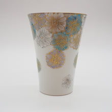 Load image into Gallery viewer, 京焼・清水焼 紀澤 金彩花絵(青)口反フリーカップ